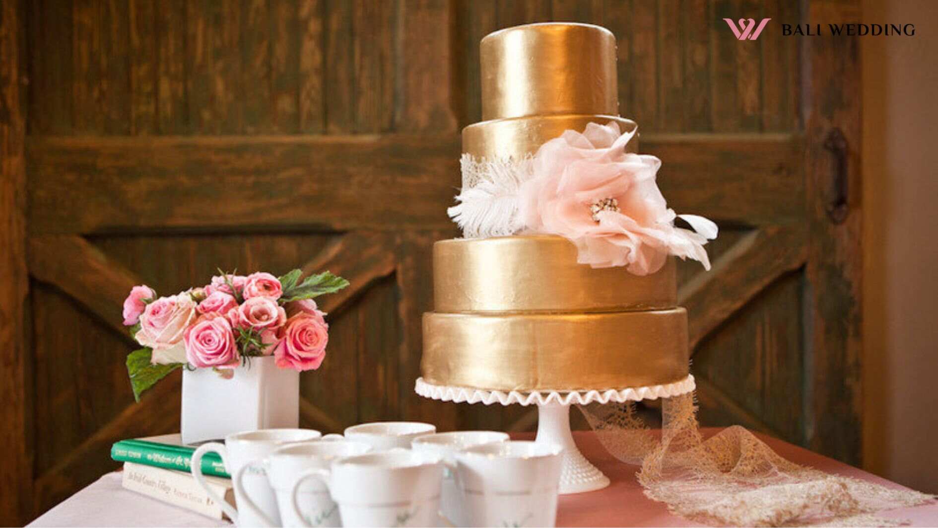 Kue Wedding Simple Warna Gold