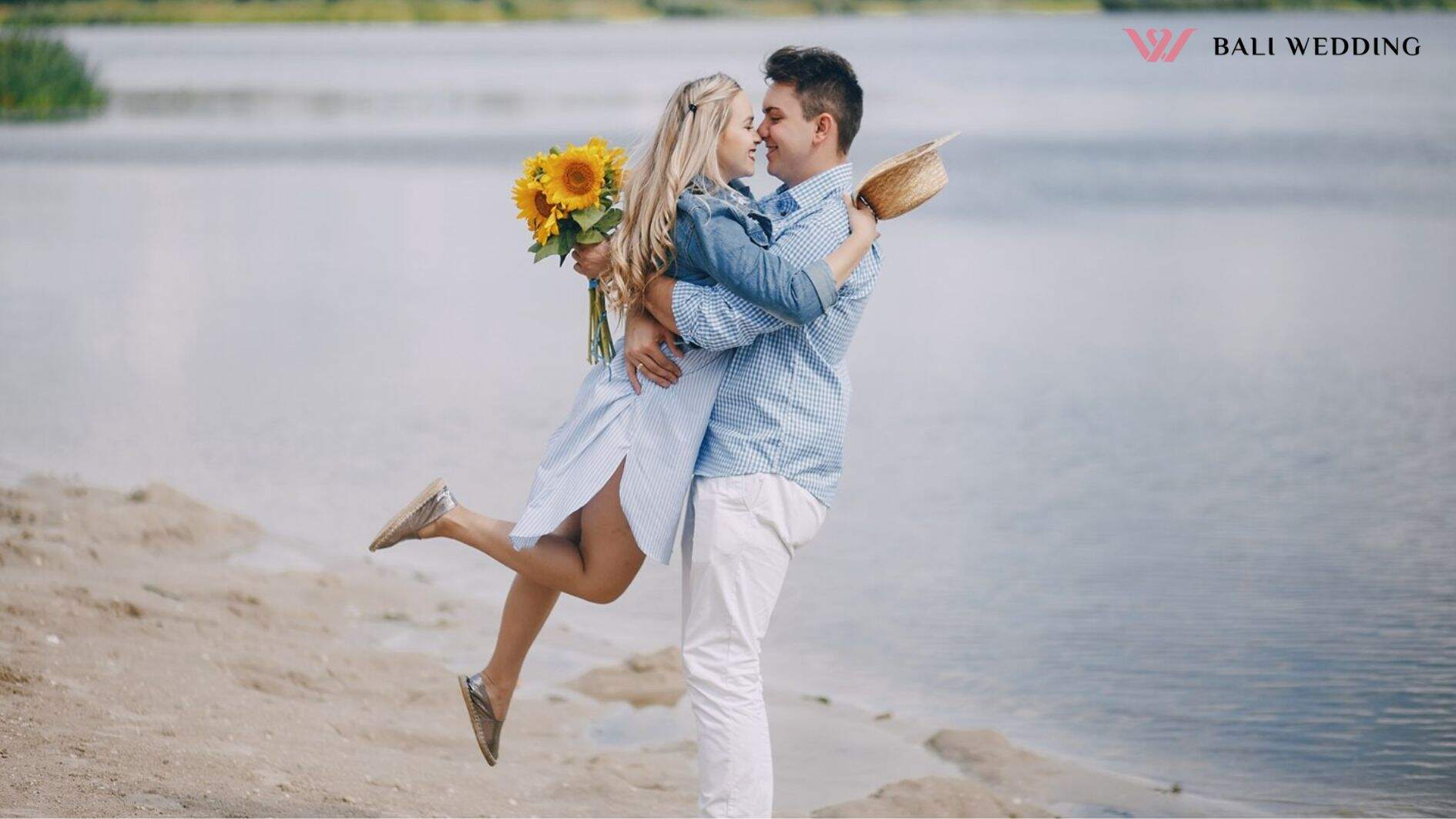 baju prewed couple near water